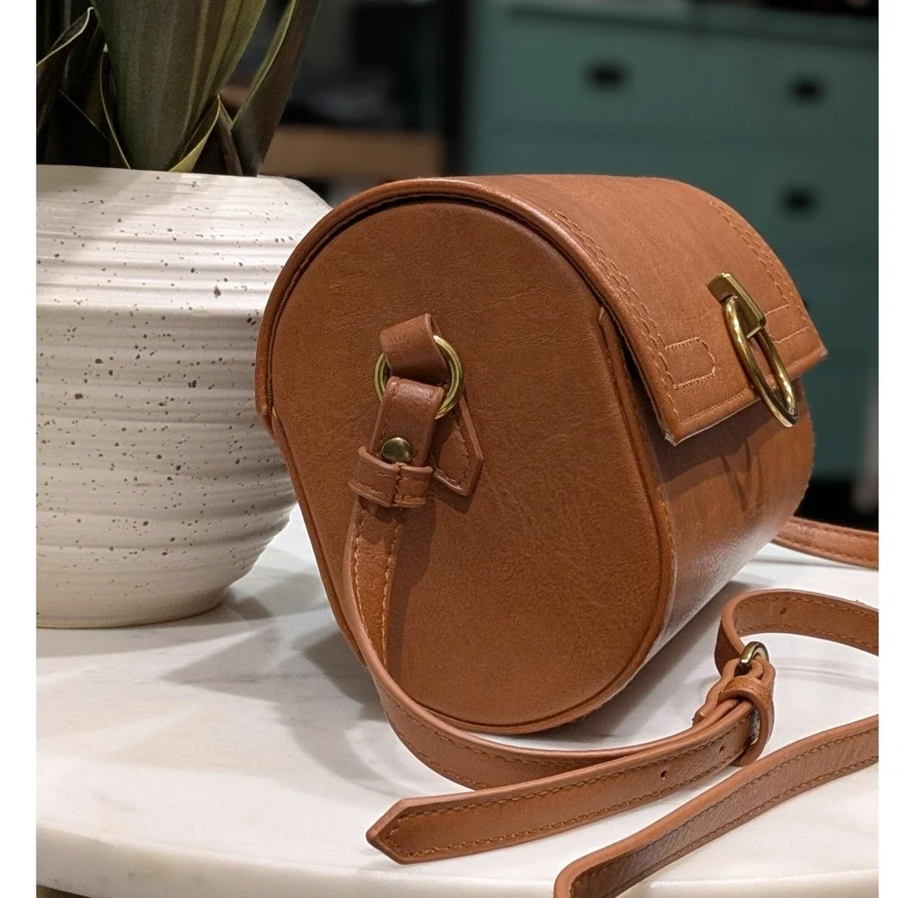Universal Thread Barrel Crossbody Bag Women OS Brown Faux Leather Ring Closure‎